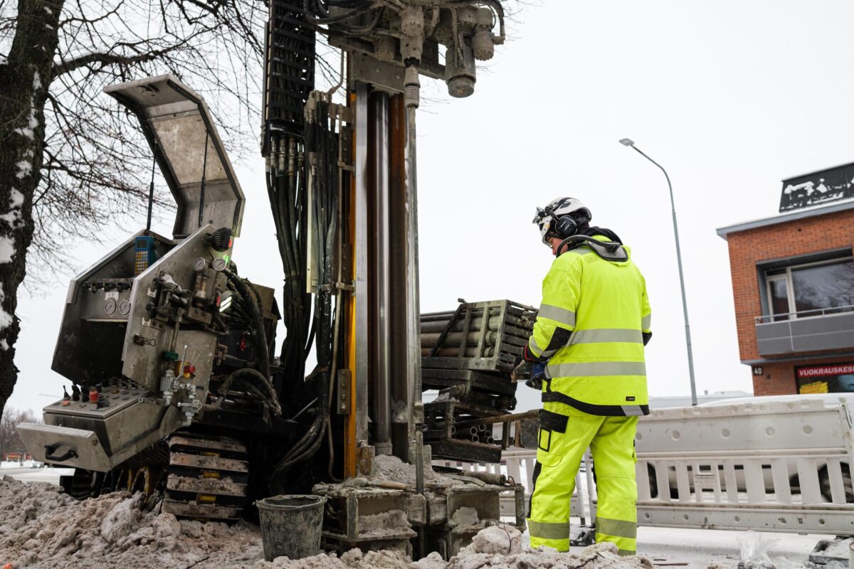 Kuvassa kairauskone ja koneen ohjaaja Hatanpään valtatiellä joulukuussa 2023.