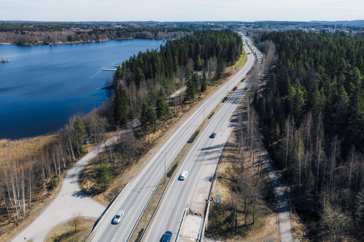 Ilmakuva Teiskontieltä, vieressä Alasjärvi.