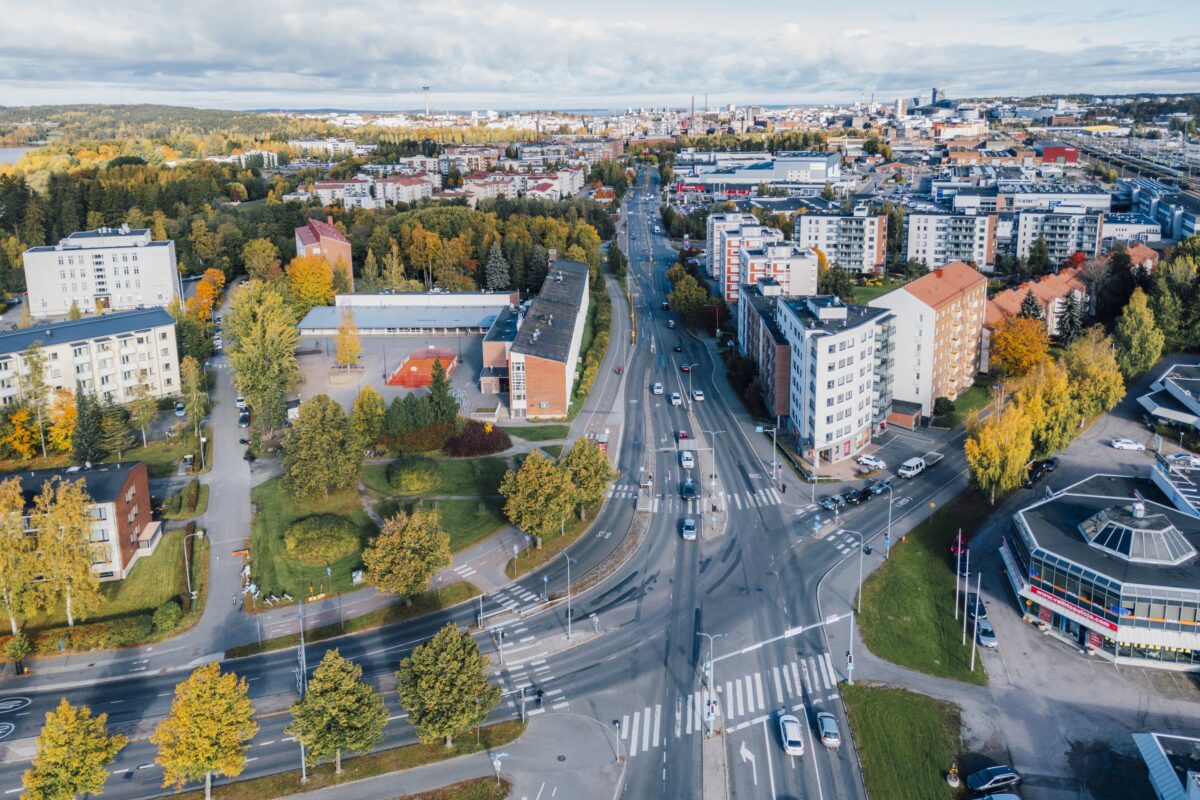 Ilmakuva Hatanpään valtatien ja Nuolialantien risteysalueesta Hatanpään valtatien suuntaan.