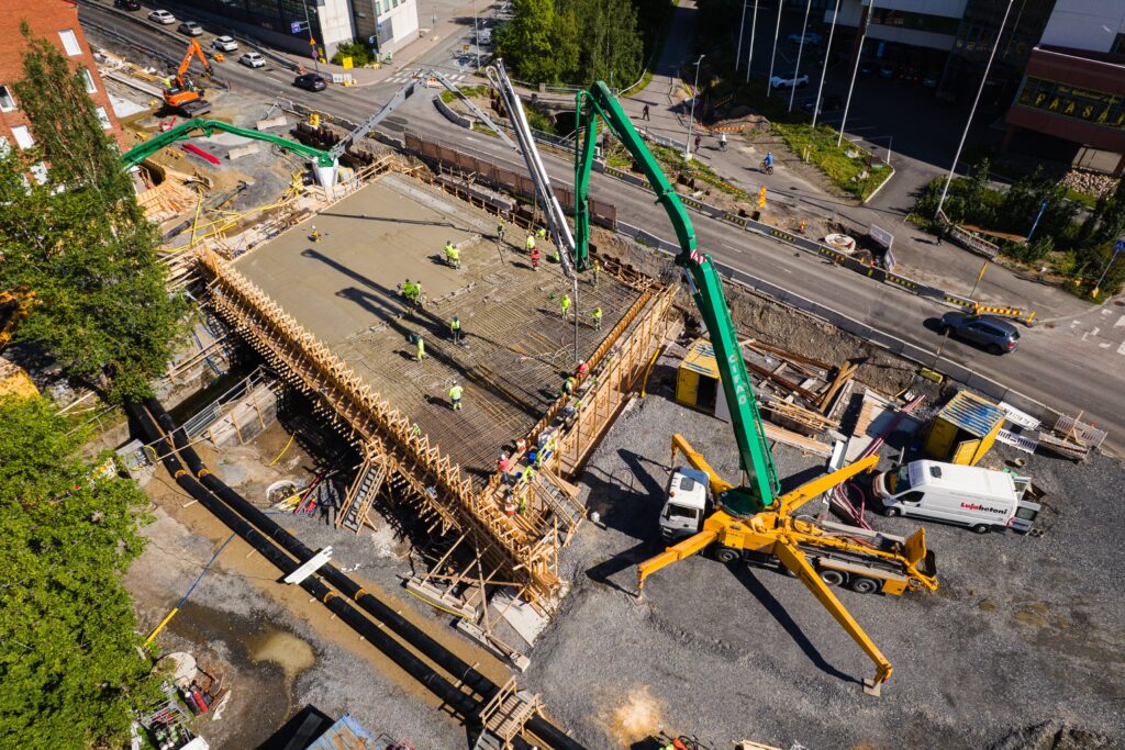 Ilmakuva Viinikanlahden sillasta, jossa sillan kanteen valetaan betonia. 