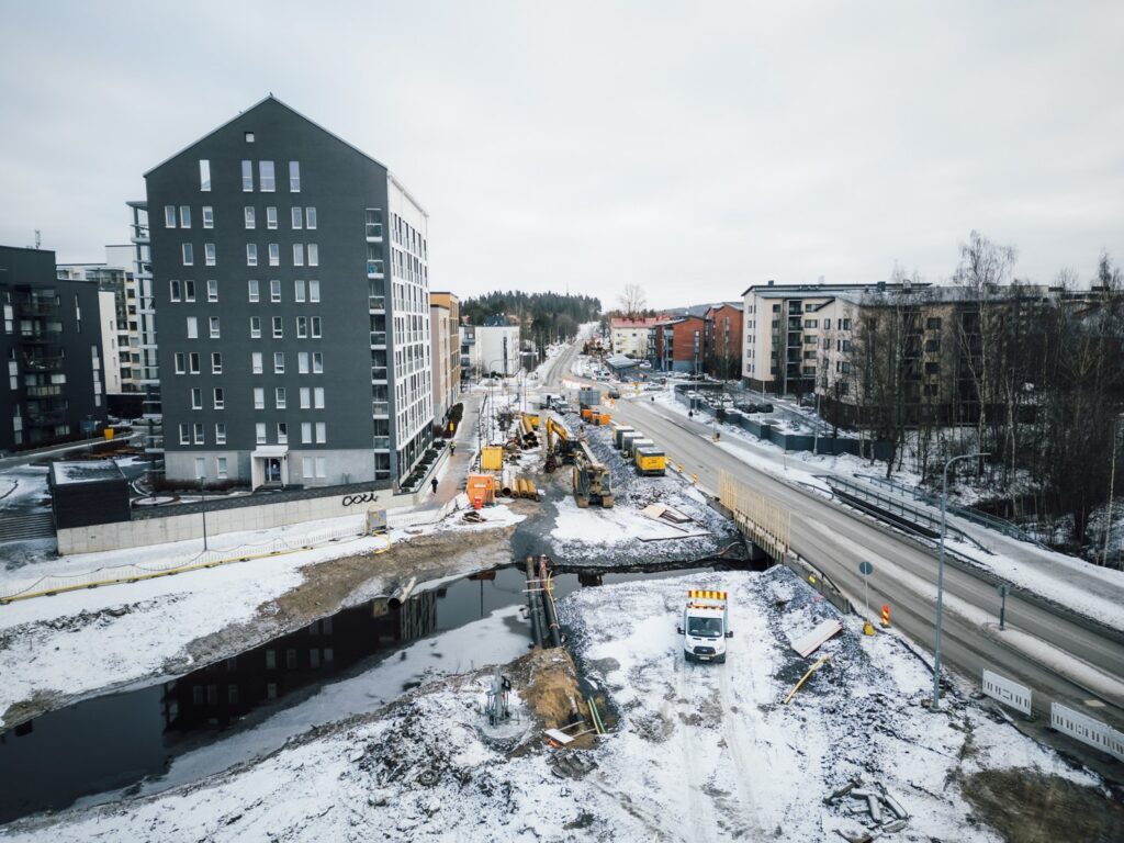 Härmälänojan siltatyömaa, jossa toinen puoli sillasta on purettu.