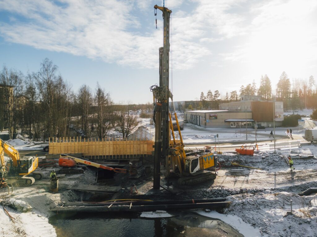 Paalutuskone Härmälänojan sillalla. 
