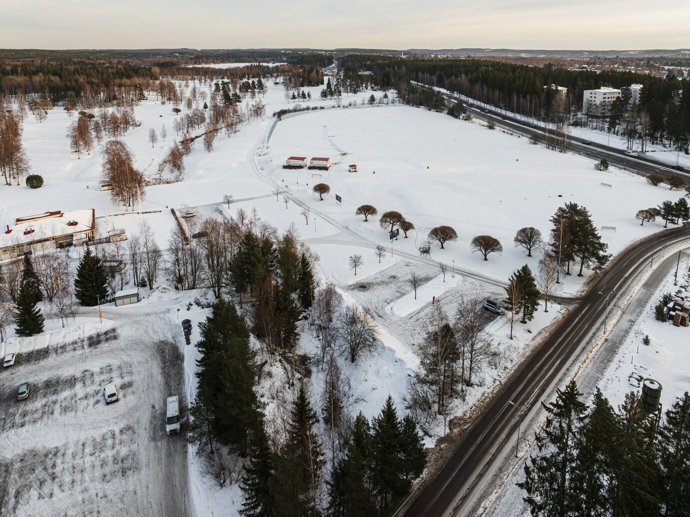 Ilmakuva Tenniskadusta Golfkentän suuntaan, luminen maisema.